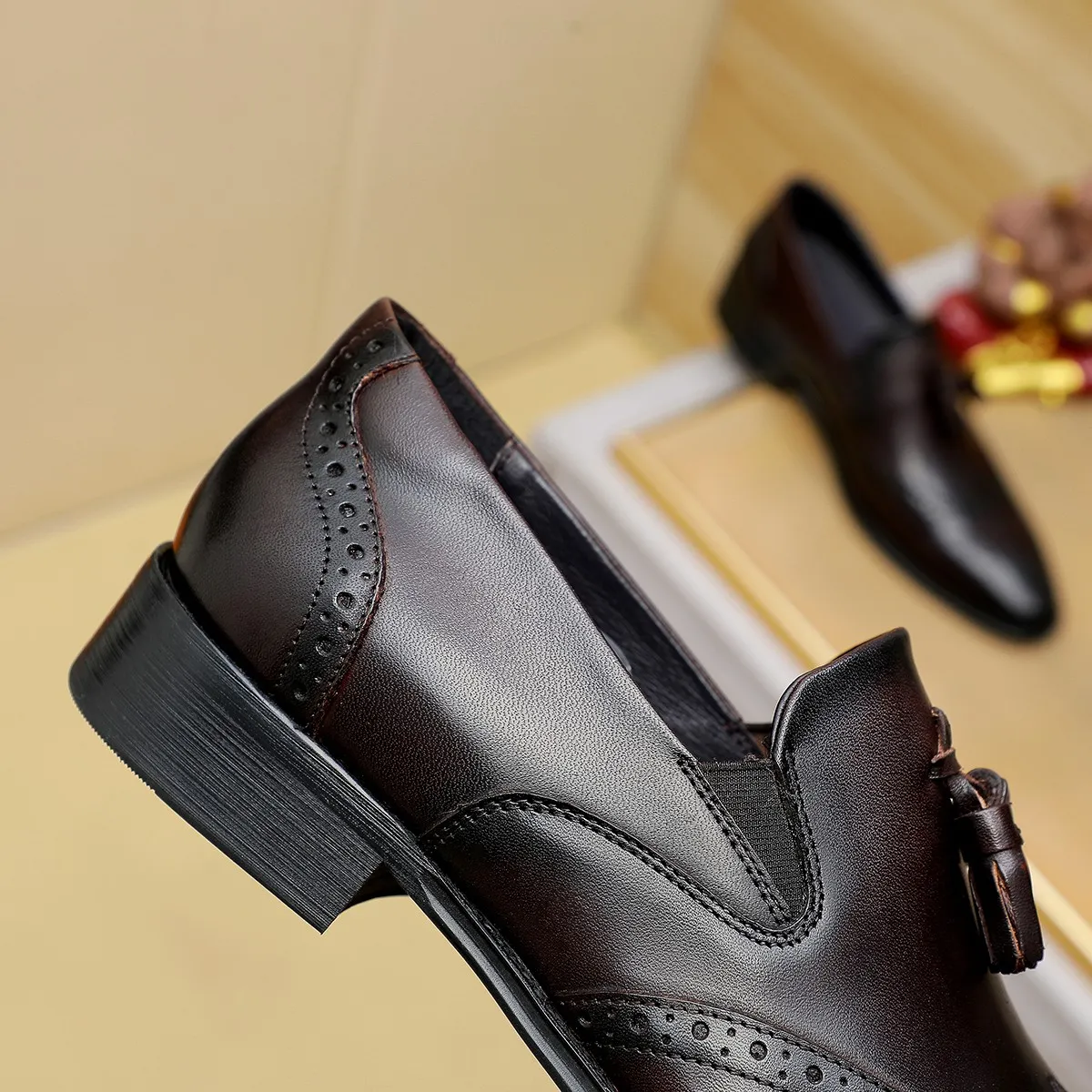 Men's shoes 💰560 💰 Louis Vuitton LV ® Autumn and Winter 🆕 models 🔛Full shoe counter First layer cowhide, 🐂Leather lined casual shoes for men, super soft outsole, a must-have for driving. Counter synchronization Original first layer cowhide Completely 1:1 mold customization 🌹Top version, 2 colors available! Number: 38-45 (37.46. Customized)